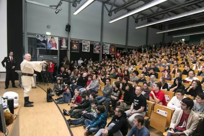 Voller Hörsaal und spaßiges Treiben wie in der Weihnachtsvorlesung 2018 sind auch an der Zweibrücker Hochschule derzeit nur Träu Voller Hörsaal und spaßiges Treiben wie in der Weihnachtsvorlesung 2018 sind auch an der Zweibrücker Hochschule derzeit nur Träu