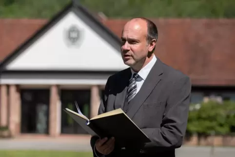 Redner Michael Daub auf dem Waldfriedhof: Weil viele Christen die Nähe zur Kirche verlieren, buchen immer mehr Leute einen freie