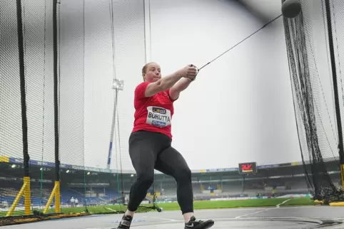 Fühlt sich im Käfig pudelwohl: Samantha Borutta, die neue deutsche Hammerwurf-Meisterin aus Mutterstadt.