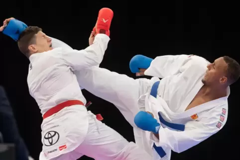 Kumite-Team-Finale der Herren: Jonathan Horne (rechts) siegt gegen Yannik Holzbaur (MTV Ludwigsburg). 