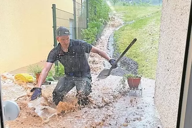 Den Kampf gegen die Fluten konnte Felschbachhof-Mitarbeiter Mark Reis nicht gewinnen. Die Feuerwehr musste helfen und das Wasser