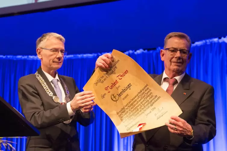 Januar 2016: Verleihung der Ehrenbürgerschaft durch Oberbürgermeister Klaus Weichel an Norbert Thines (links).
