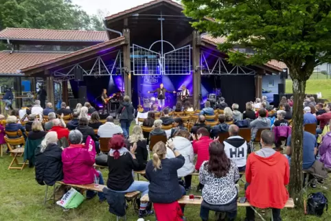 Konnten den Abend trocken genießen: Das Publikum bei der Queen-Tribute-Show „We Rock Queen“.