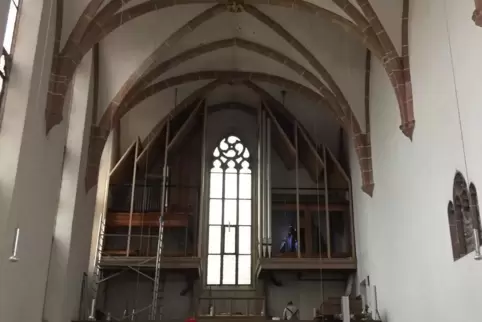 Orgel wird abgebaut: Aufnahme vom Montag aus St. Ludwig.