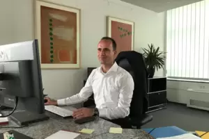 Der neue rheinland-pfälzische Minister für Wissenschaft und Gesundheit, Clemens Hoch, in seinem Büro im Wissenschaftsministerium