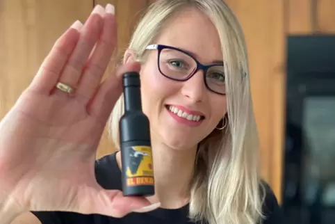  Jessica Grünewald mit ihrem „Spanier“: Der ist blutrot und mit einem feurigen Stier verziert.