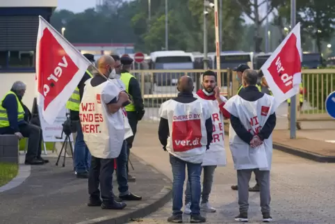Streikposten stehen am Montag vor dem Busddepot der Stadtwerke Neuwied. 
