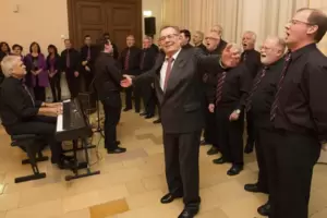 Norbert Thines genoss die große Bühne: hier mit den Erfenbacher „Hobby-Singers“ bei der Verleihung der Ehrenbürgerwürde. Norbert Thines genoss die große Bühne: hier mit den Erfenbacher „Hobby-Singers“ bei der Verleihung der Ehrenbürgerwürde.