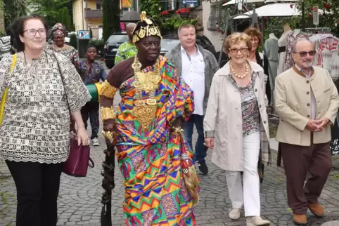  Cephas Bansah und Helmut Fohs, beide mit Ehefrau, beim Treffen in Deidesheim. 