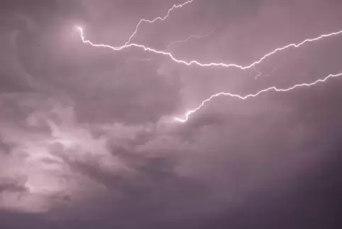 Der Wetterdienst warnt vor möglichen unwetterartigen Gewittern in der Vorderpfalz. 
