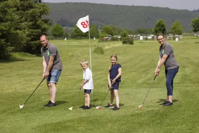 Marco, Vince, Lia und Jasmin Labenski (von links) schwingen auch gerne selbst den Swingolf-Schläger auf ihrer Anlage. Platzreif Marco, Vince, Lia und Jasmin Labenski (von links) schwingen auch gerne selbst den Swingolf-Schläger auf ihrer Anlage. Platzreif