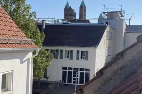 Blick aus einem Nachbarhaus in der Judengasse: Die Lüftungsanlage verändert auch den Blick über den Judenhof auf die Domtürme.