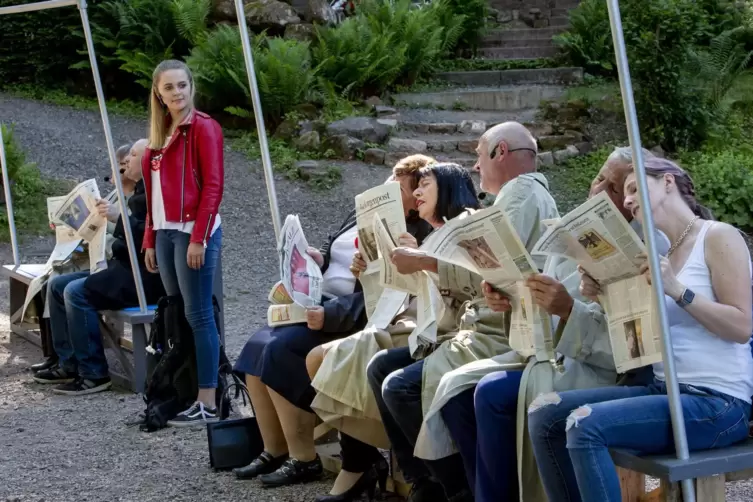 Die Freilichtspiele Katzweiler &ndash; hier das Ensemble 2019 bei der Hauptprobe zum St&uuml;ck &bdquo;Linie 1&ldquo; &ndash; haben laut Susanne Rechner die 