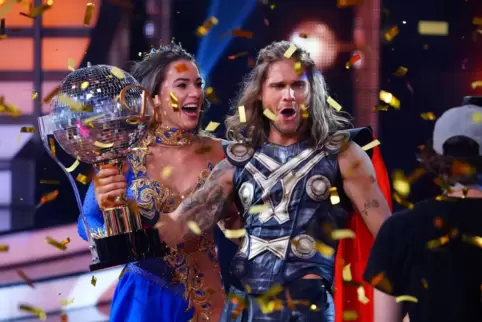 Da ist das Ding: Rúrik Gíslason mit dem Pokal.