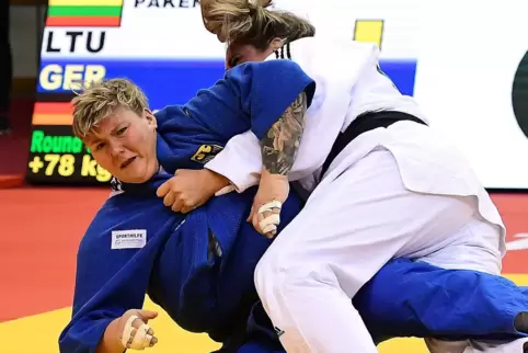 Jasmin Grabowski (hier im blauen Anzug beim Grand-Slam 2020 in Düsseldorf gegen die Litauerin Santa Pakenyte) ist in Budapest di