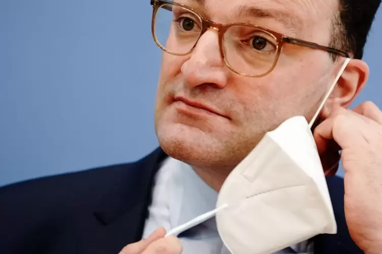 Wieder einmal im Kreuzfeuer der Kritik: Gesundheitsminister Jens Spahn (CDU) steht im Mittelpunkt eines Streits um Schutzmasken.