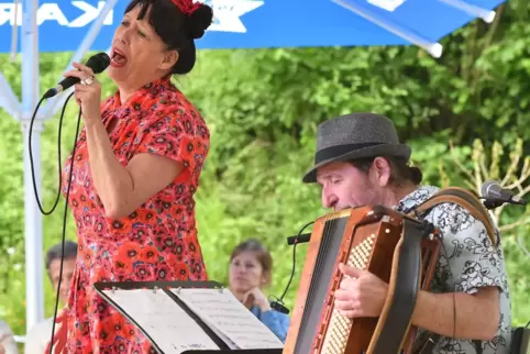 Am Samstag gab es Chanson - Mittwoch ist dann Pop dran. Julie Andŕe und Larent Leroni bei ihrem Auftritt am Samstag. 