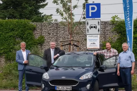 Neues Schmuckstück für Limburgerhof: Die Macher und das Carsharing-Auto. 