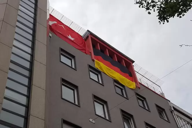 Zumindest ein bisschen EM-Euphorie: deutsche und türkische Flaggen in der Fußgängerzone.