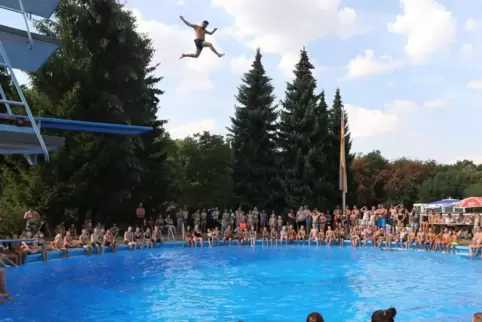 Andere Zeiten: eine Szene vom Eisenberger Schwimmbadfest 2018.