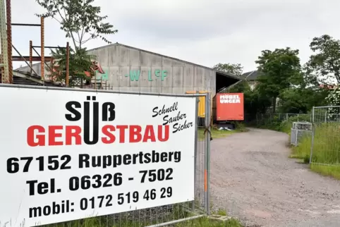 Das Lager des Gerüstbauers befindet sich in der Nähe des Mußbacher Bahnhofs. 