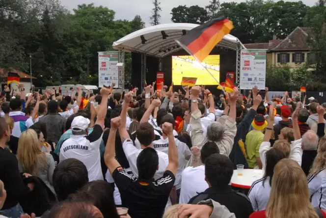 Sind die Einwohner des Donnersbergkreises schon im Fußballfieber? Zumindest auf Großveranstaltungen muss dieses Jahr verzichtet Sind die Einwohner des Donnersbergkreises schon im Fußballfieber? Zumindest auf Großveranstaltungen muss dieses Jahr verzichtet