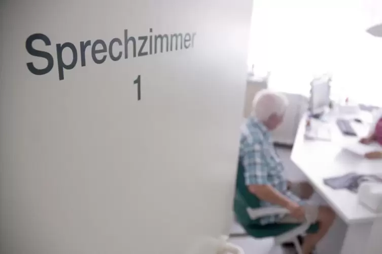 Corona-Impfungen und normale Sprechzeiten? Für Arztpraxen in der Pfalz oft schwierig, beides miteinander zu vereinbaren. 