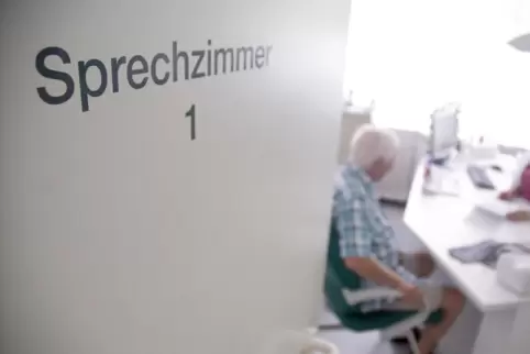 Corona-Impfungen und normale Sprechzeiten? Für Arztpraxen in der Pfalz oft schwierig, beides miteinander zu vereinbaren. 