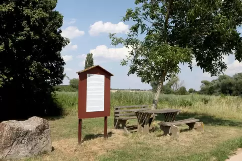 Eine Infotafel und die Sitzgruppe am Altesheimer Weg laden zum Verweilen ein. 