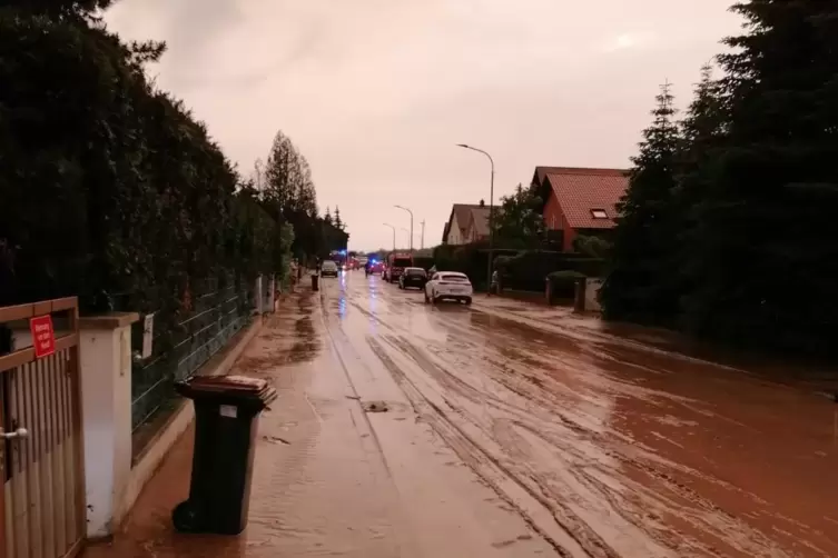 Nach dem Starkregen: die Schwegenheimer Straße in Mechtersheim.