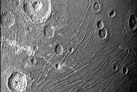  Dieses von der Nasa zur Verfügung gestellte Bild vom 7. Juni 2021 zeigt die dunkle Seite des Jupiter-Monds Ganymed, während die