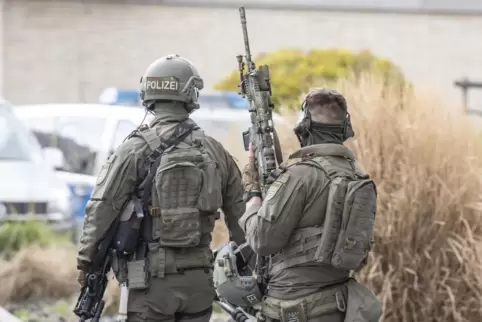 Beamte eines Spezialeinsatzkommandos (SEK) der Frankfurter Polizei stehen an einem Einsatzort der Razzia. 