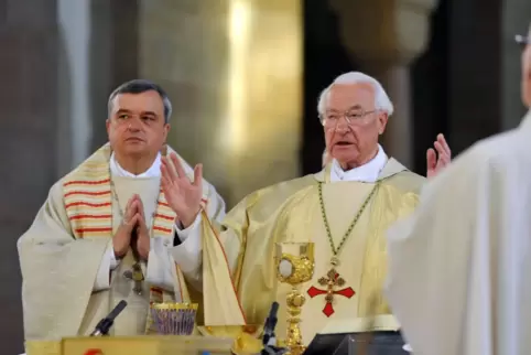 Feierte 2008 sein silbernes Bischofsjubiläum im Speyerer Dom: der mittlerweile verstorbene Altbischof Anton Schlembach (rechts) 