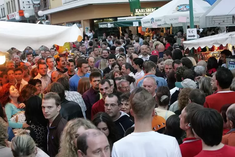 So voll wie hier beim Stadtfest ist Zweibr&uuml;cken derzeit noch nicht, aber die Fu&szlig;g&auml;ngerzone f&uuml;llt sich t&auml;glich ein bisschen mehr.