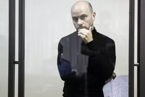 Hinter einer Glaswand vor Gericht: Andrej Piwowarow hält seine Festnahme für die Folge seines politischen Engagements.