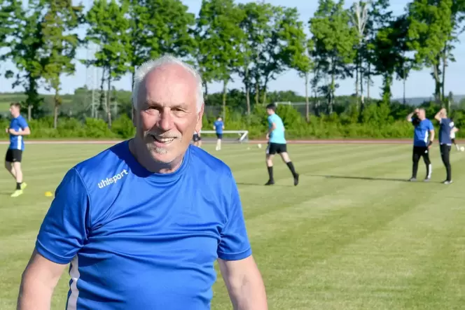 Noch immer voller Leidenschaft: Volker Kremer ist auch nach über 40 Jahren noch als Trainer beim TuS Göllheim aktiv, hat Spaß an Noch immer voller Leidenschaft: Volker Kremer ist auch nach über 40 Jahren noch als Trainer beim TuS Göllheim aktiv, hat Spaß an