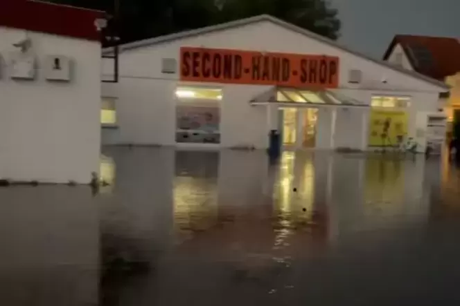 Rabensteinerweg: Parkplatz überschwemmt.