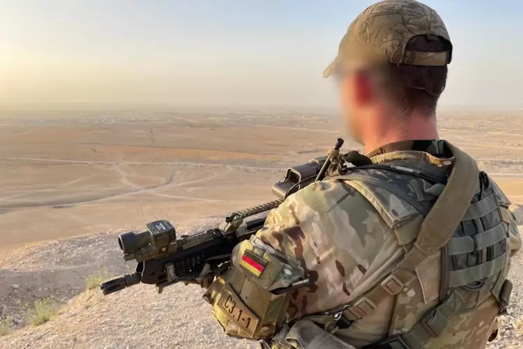 Ein Soldat des Kommando Spezialkräfte (KSK) sichert das Gelände nahe des Camps Marmal im Norden Afghanistans. Die KSK-Beamten si
