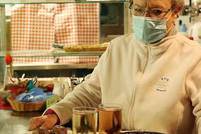 Zu Gast in der Hellerhütte: Cornelia Schneider aus Meckenheim freut sich auf ihre Mahlzeit. Zu Gast in der Hellerhütte: Cornelia Schneider aus Meckenheim freut sich auf ihre Mahlzeit.