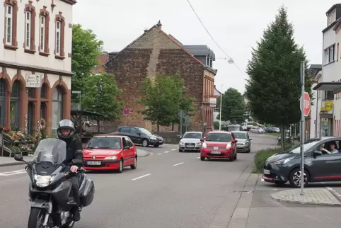 Teil des „Inneren Rings“ rund um den St. Ingberter Stadtkern: die Kohlenstraße, die für den Gegenverkehr geöffnet werden soll. 