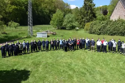 Die neuen Feuerwehrleute beim Abschluss ihres Lehrgangs in Walshausen. 