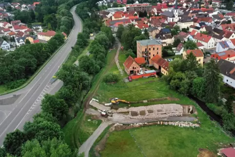 Aus der Luft: In der Mitte ist das Gerinne für das Gewässer zu sehen, das später den Woogbach (rechts) und den Altwiesengraben (
