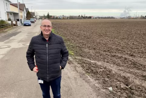 Ortsvorsteher Frank Meier freut sich über das Neubaugebiet, das hier im Edigheimer Zinkig entsteht.
