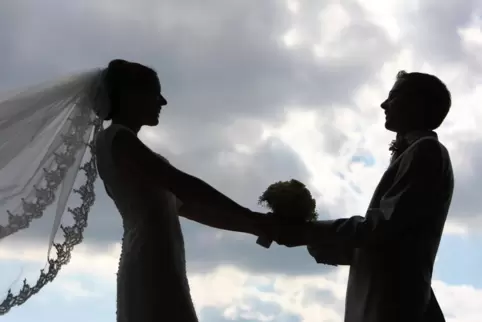 Doch noch die große Hochzeit feiern im Sommer? Zumindest sollen mehr Gäste möglich sein als bisher. 