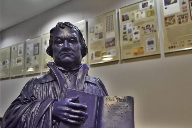 Luther als Statue vor der Auswahl der Briefmarkensammlung , die sein Leben, sein Wirken und seinen Einfluss bis in die Gegenwart