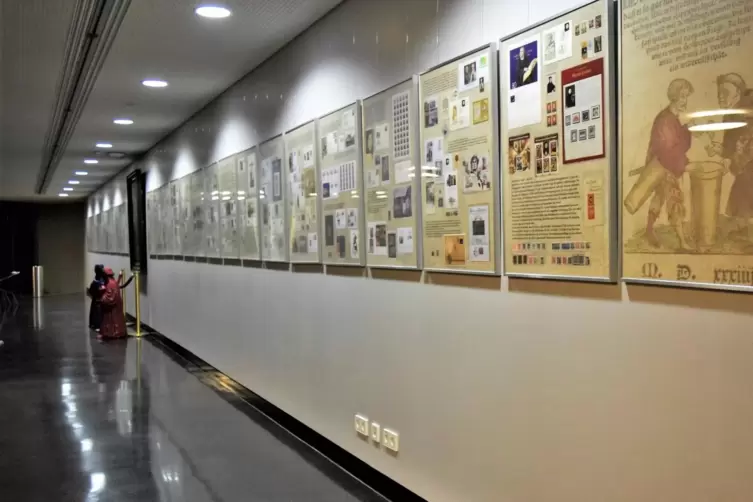 Rund 1500 Briefmarken sind im Wormser Kultur- und Tagungszentrum zu bestaunen. 