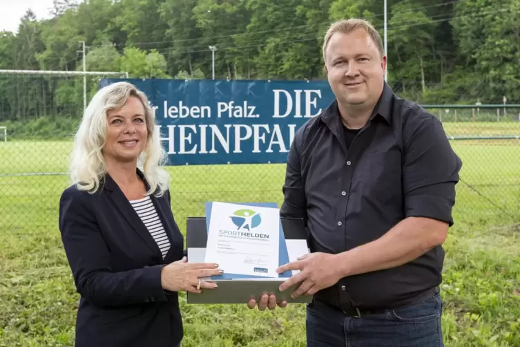  Regionalleiterin Anja Schierle-Jertz übergibt die Urkunde für den dritten Platz an Benjamin Paul vom FV Kindsbach.