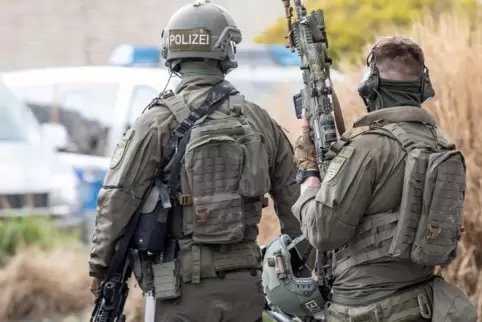 Beamte eines Spezialeinsatzkommandos (SEK) der Frankfurter Polizei an einem Einsatzort. 