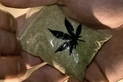 Der 34-Jährige hatte unter anderem ein Tütchen Marihuana dabei. 