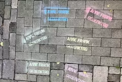 Zeichen gegen Antisemitismus: „Anne Frank“-Schriftzüge auf Pflastersteinen in Speyer. 